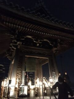 南川聖洞寺での除夜の鐘・竹灯りと雪化粧