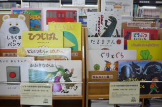 「大型絵本の貸出」「気になる本ミッケ！～１行の言葉から～」を開催しました
