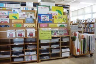 「大型絵本の貸出」「気持ちを伝えよう　読書の木」を開催しました